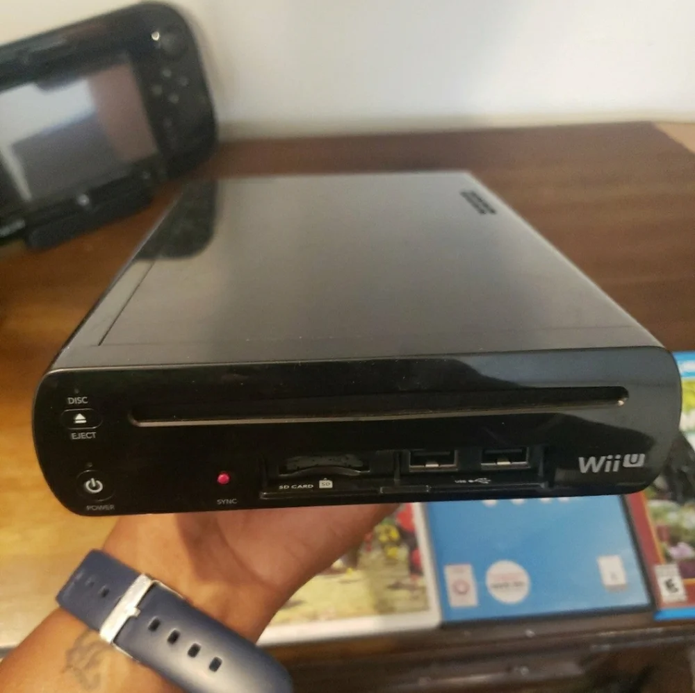 Nintendo Wii U 32GB in Black (PIKMIN!) BUNDLE